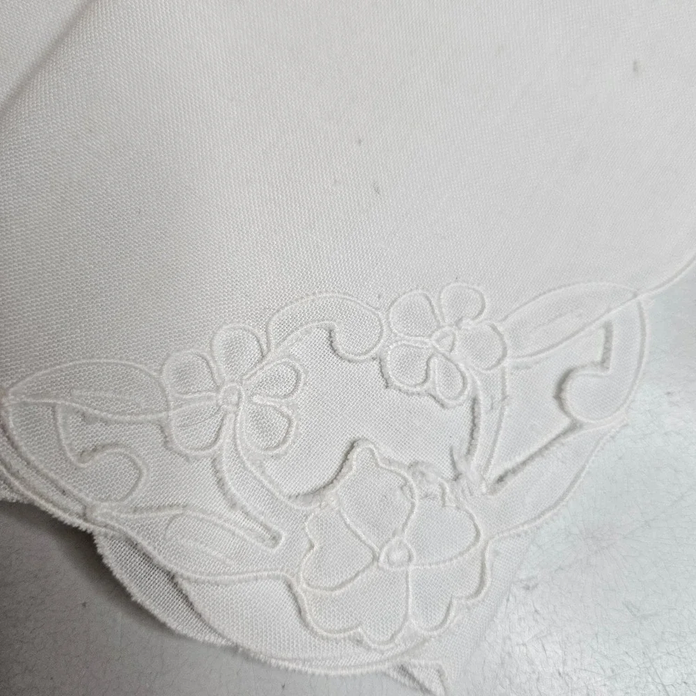 Vintage White Linen Napkins Set of 8 Floral Embroidery Scalloped Edge 16.5 inch